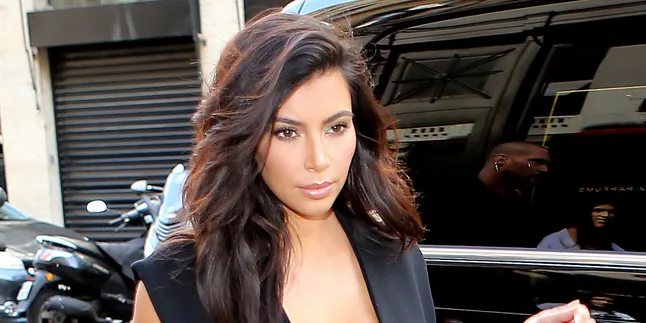 Salah Posisi Duduk, Kim Kardashian Ekspos Pakaian Dalam