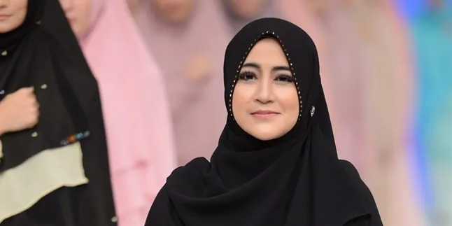 Salat dan Ngaji Bareng 4 Anaknya, Umi Pipik Beri Pesan Menyentuh