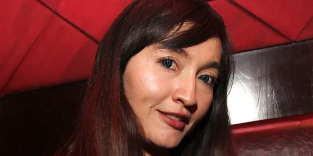 Salurkan Bantuan, Indah Sari Menyusuri Banjir Sepinggang