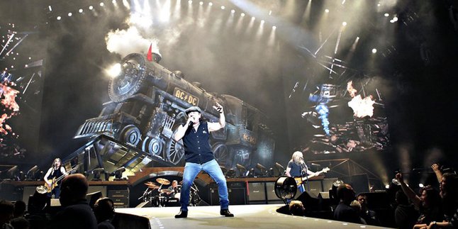 Salut! Vokalis AC/DC Ikut Aksi Amal Untuk Penderita Dementia