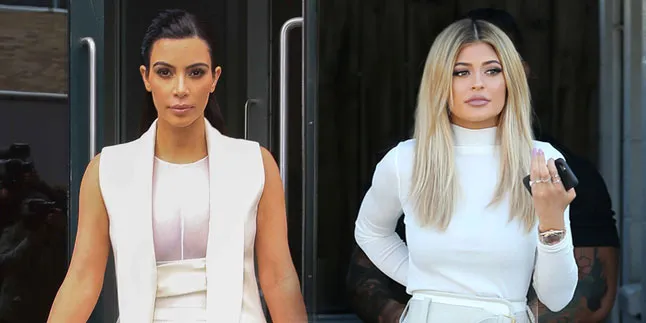 Sama-Sama Pakai Outfit Putih, Kim K & Kylie Jenner Duel Cantik Sama-Sama Pakai Outfit Putih, Kim K & Kylie Jenner Duel Cantik