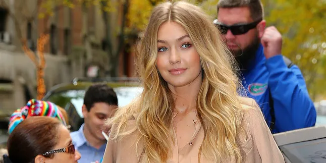 Sambil Bicara Soal Haters, Gigi Hadid Pede Pamer Underboobs