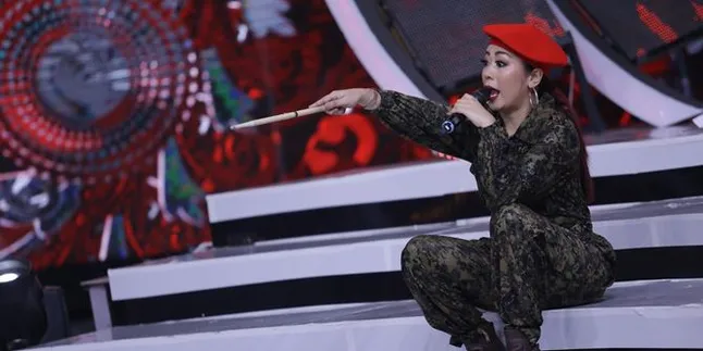 Sambil Emosi, Soimah Bagi-bagi Uang pada Para Asistennya, Bergepok-gepok!