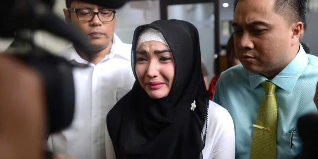 Sambil Menangis, Roro Fitria Siap Jalani Sidang Duplik
