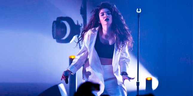 Sambil Pamer Perut, Lorde Sukses Guncang Selandia Baru