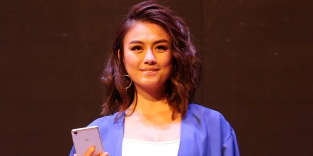Sambil Tersenyum Cantik, Agnes Monica Bantah Telah Bertunangan Sambil Tersenyum Cantik, Agnes Monica Bantah Telah Bertunangan
