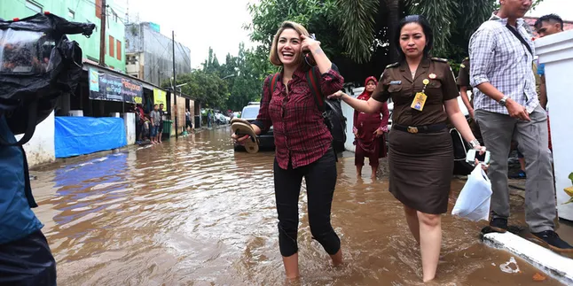 Sambut Gerbang Rutan, Nikita Mirzani 'Nyeker' Sambut Gerbang Rutan, Nikita Mirzani 'Nyeker'