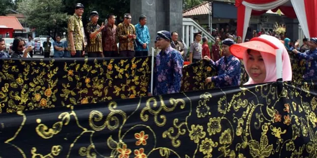 Hari Batik Nasional, Kabupaten Banyumas Gelar Kain Batik Puluhan Meter