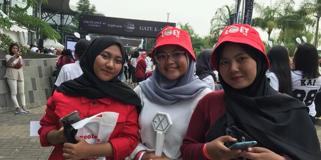 Sambut Ulang Tahun Chanyeol EXO, Fans Kompak Pakai Topi Merah