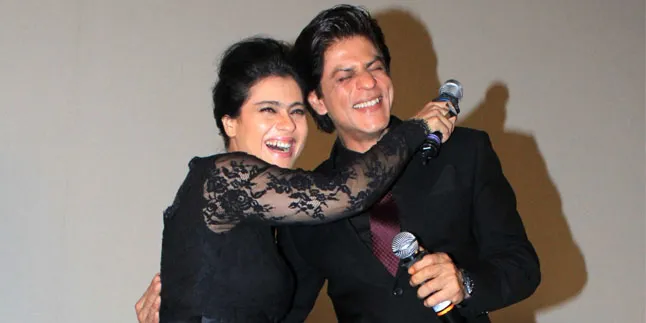 Sampai di Islandia, Shahrukh Khan Kompak Selfie Bareng Ibu Kajol Sampai di Islandia, Shahrukh Khan Kompak Selfie Bareng Ibu Kajol