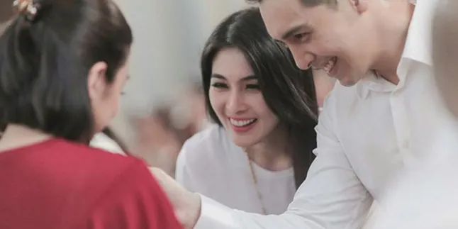 Sandra Dewi Jadi Ibu Baptis Anak Chelsea Olivia - Glenn Alinskie Sandra Dewi Jadi Ibu Baptis Anak Chelsea Olivia - Glenn Alinskie