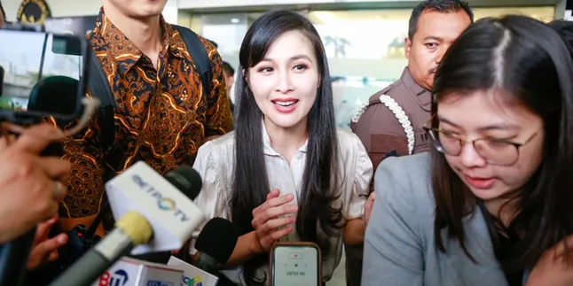 Sandra Dewi Kembali Diperiksa Kejaksaan Agung Terkait Kasus Korupsi Harvey Moeis, Datang Lebih Awal Lewat Pintu Lain Sandra Dewi Kembali Diperiksa Kejaksaan Agung Terkait Kasus Korupsi Harvey Moeis, Datang Lebih Awal Lewat Pintu Lain