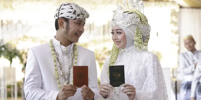Sang Bunda Tak Hadir di Akad Nikah, Rafly Hanya Bisa Video Call Dengan Menangis Sang Bunda Tak Hadir di Akad Nikah, Rafly Hanya Bisa Video Call Dengan Menangis