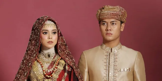 Sang Desainer Sebut Baju Pernikahan Rizky Billar Sudah 95% Jadi dan Harganya Terjangkau untuk Kantong Sang Desainer Sebut Baju Pernikahan Rizky Billar Sudah 95% Jadi dan Harganya Terjangkau untuk Kantong