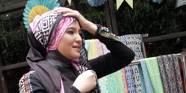 Sang Ibu Pakai Jasa Preman Untuk Jaga Marshanda Sang Ibu Pakai Jasa Preman Untuk Jaga Marshanda
