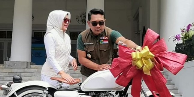 The Wife Finally Tests Negative for Covid-19 After 21 Days of Self-Isolation, Ridwan Kamil Gives Her a Hug Immediately