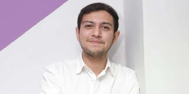Sang Istri Berhijab, Kado Terindah di Ulang Tahun Pernikahan Pertama Rifky Balweel Sang Istri Berhijab, Kado Terindah di Ulang Tahun Pernikahan Pertama Rifky Balweel