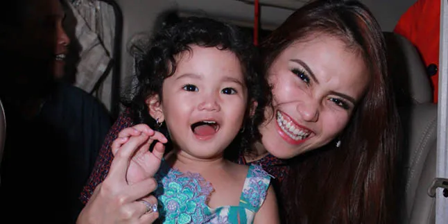 Santai Bareng Bilqis, Ayu Ting Ting Cantik Natural Pakai Daster