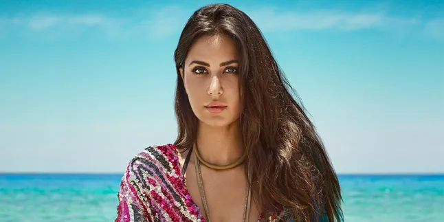 Santai di Pantai, Katrina Kaif Tampil Cantik dengan Jeans Belel