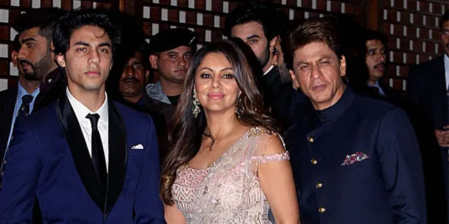 Santai di Trotoar Barcelona Bareng Aryan dan AbRam, SRK Letakkan HP di Aspal