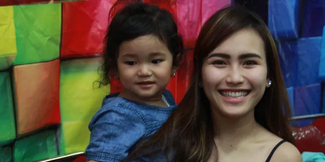 Sapa Bilqis Pakai Bahasa Inggris, Ayu Ting Ting Malah Dibully Sapa Bilqis Pakai Bahasa Inggris, Ayu Ting Ting Malah Dibully