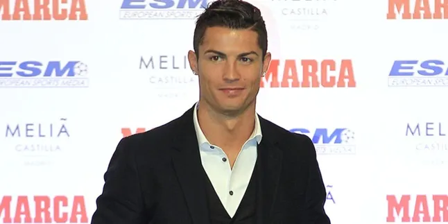 Sapa Fans Dari Tengah Lapangan, Cristiano Ronaldo Bikin Histeris