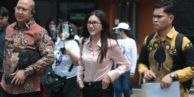 Sarwendah Arrives at South Jakarta District Court, Ready to Attend Custody Hearing