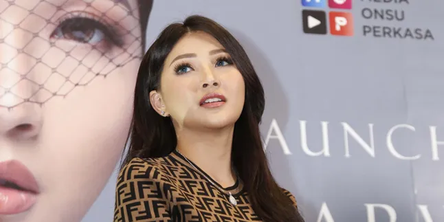 Sarwendah Jadi Pemulung di Jalan, Penampilannya Sulit Dikenali