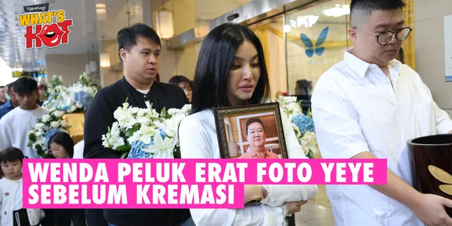 Sarwendah Embraces the Photo Frame of Her Late Father Moments Before Entering the Crematorium