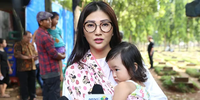 Sarwendah Ternyata Suka Ngepel Sendiri & Makan Nasi Padang di Lantai