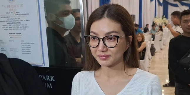 Sarwendah Reveals the Chronology of Her Father's Passing, Starting from Stomach Pain