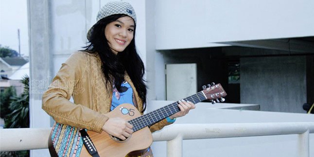 Satpam Rumah Jadi Guru Sheryl Sheinafia Bermain Gitar