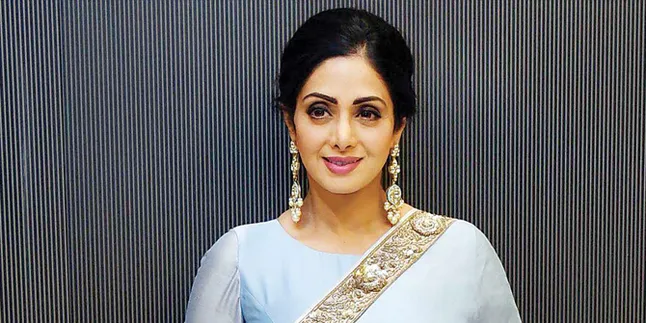 Satu Tahun Kematian Sridevi, Boney Kapoor Lelang Sari Favorit Sang Aktris Untuk Amal Satu Tahun Kematian Sridevi, Boney Kapoor Lelang Sari Favorit Sang Aktris Untuk Amal