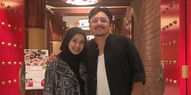 Satu Tahun Pernikahan Laudya Cynthia Bella, Dapat Bunga - Peluk Suami Mesra Satu Tahun Pernikahan Laudya Cynthia Bella, Dapat Bunga - Peluk Suami Mesra