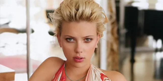 Scarlett Johansson Pose Hot Bareng 'Wanita Bugil'