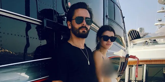 Scott Disick Bermesraan Dengan Gadis Misterius di Pesta Peluncuran Album Kanye West