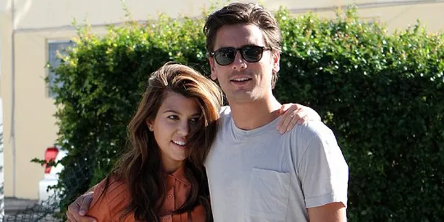 Scott Disick Remas Pantat Kourtney Kardashian di Depan Umum Scott Disick Remas Pantat Kourtney Kardashian di Depan Umum