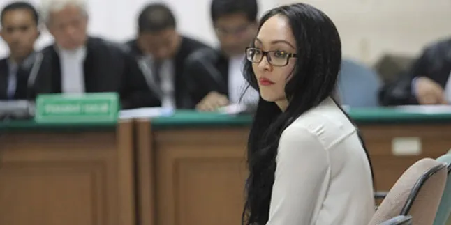 Sebelum Baca Pledoi, Angie Dapat Kecupan Puterinya