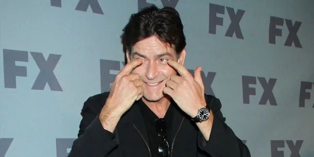 Demi Rahasiakan HIV, Charlie Sheen Rela Lakukan Berbagai Cara