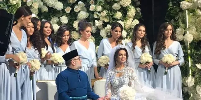 Sebelum Dipinang Sultan Malaysia, Oksana Voevodina Melenggang Dalam Balutan Swimsuit