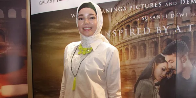Sebelum Hijrah, Dewi Sandra Sempat Tantang Tuhan