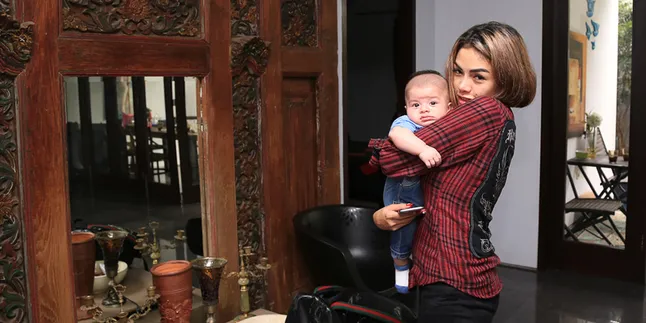 Sebelum Masuk Kejaksaan, Nikita Mirzani Sempat Ganti Popok Anak
