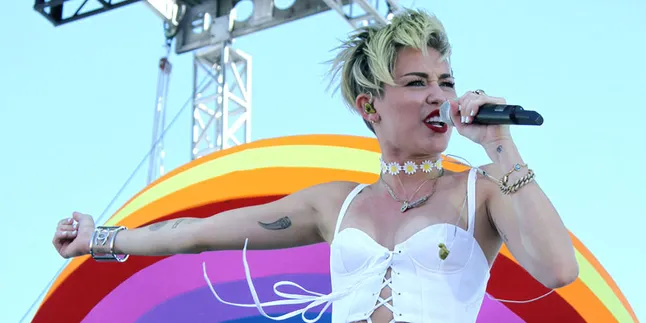 Sebenarnya, Miley Cyrus Rencanakan Topless di VMA 2013!