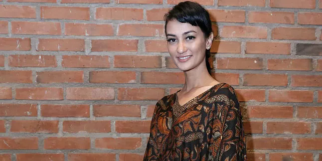 Seberapa Penting Kain Batik, Ini Pendapat Atiqah Hasiholan