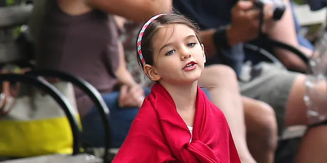 Sebesar Ini, Suri Cruise Masih Ngotot Minta Gendong Sebesar Ini, Suri Cruise Masih Ngotot Minta Gendong