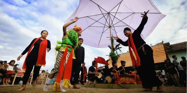 Seblang Olehsari, Budaya Khas Masyarakat Osing Banyuwangi Jelang Lebaran Seblang Olehsari, Budaya Khas Masyarakat Osing Banyuwangi Jelang Lebaran