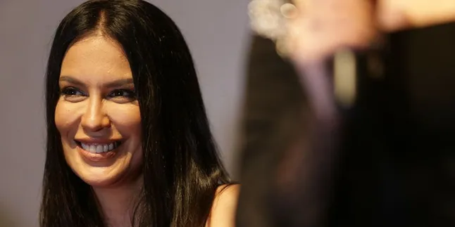 Sebulan di Jerman, Sophia Latjuba Sempatkan Ziarah ke Makam Om & Tante