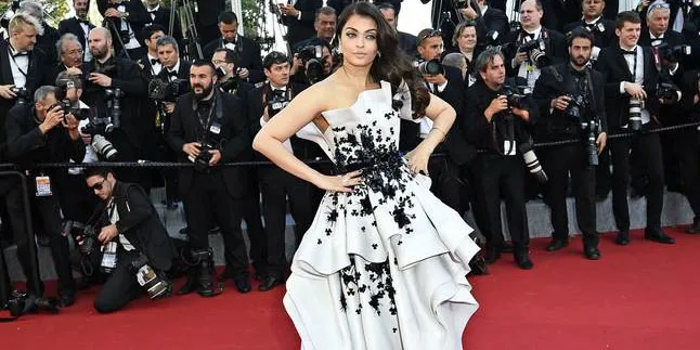 Secantik ABG, Aishwarya Rai Dekap Mesra Bule Muda dan Ganteng