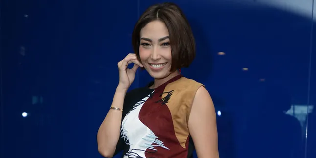 Sedang Hamil, Ayu Dewi Ngidam Endus-Endus Suami Sedang Hamil, Ayu Dewi Ngidam Endus-Endus Suami