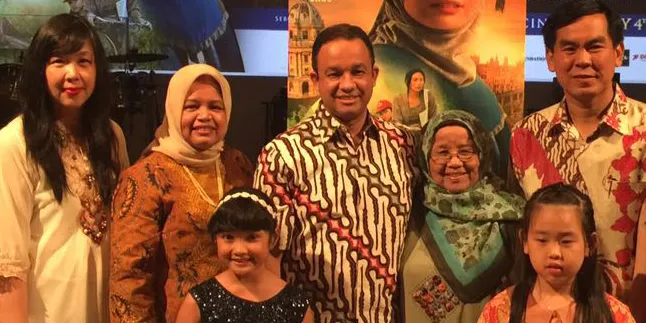 Sedang Nobar Film 'MARS', Anies Baswedan Diberi Kejutan Ini